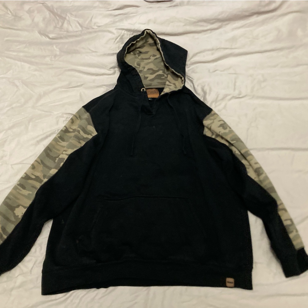 Venado Black and Camouflage Men's Hoodie